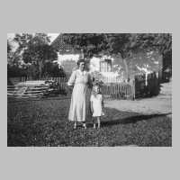 048-0014 Frau Johanna Jurr mit Tochter Edith im Jahre 1936. Im Hintergrund das Wohnhaus der Familie Jurr.jpg